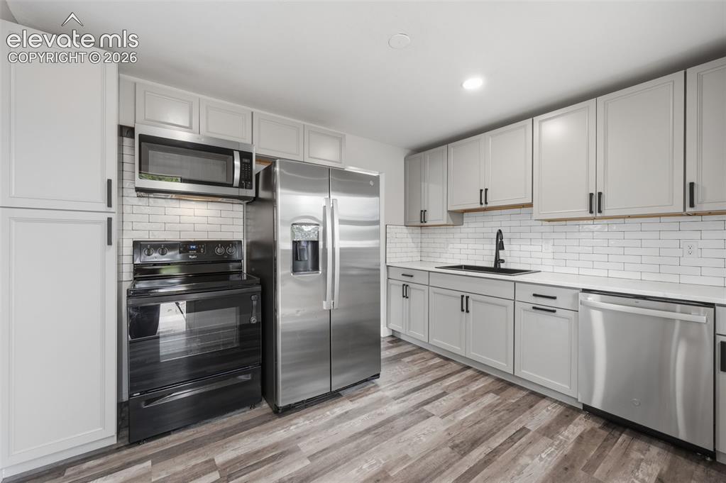 Image 11 of 32: Kitchen