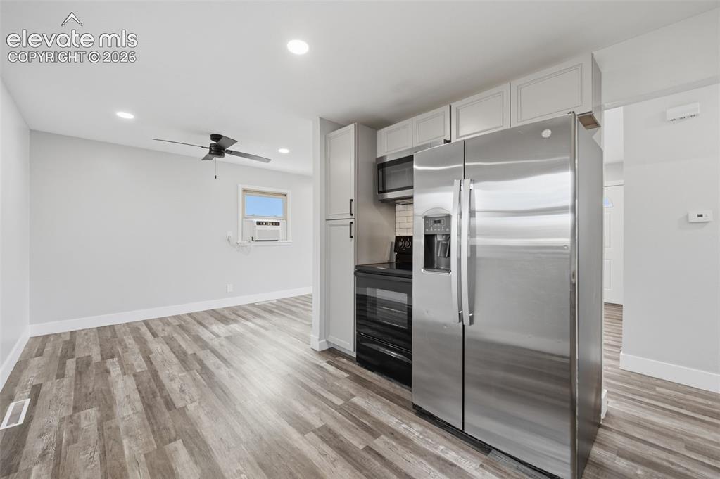 Image 12 of 32: Kitchen