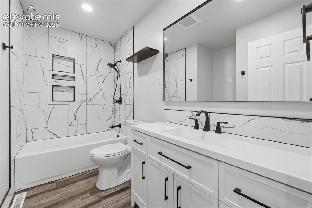 Image 17 of 32: Bathroom