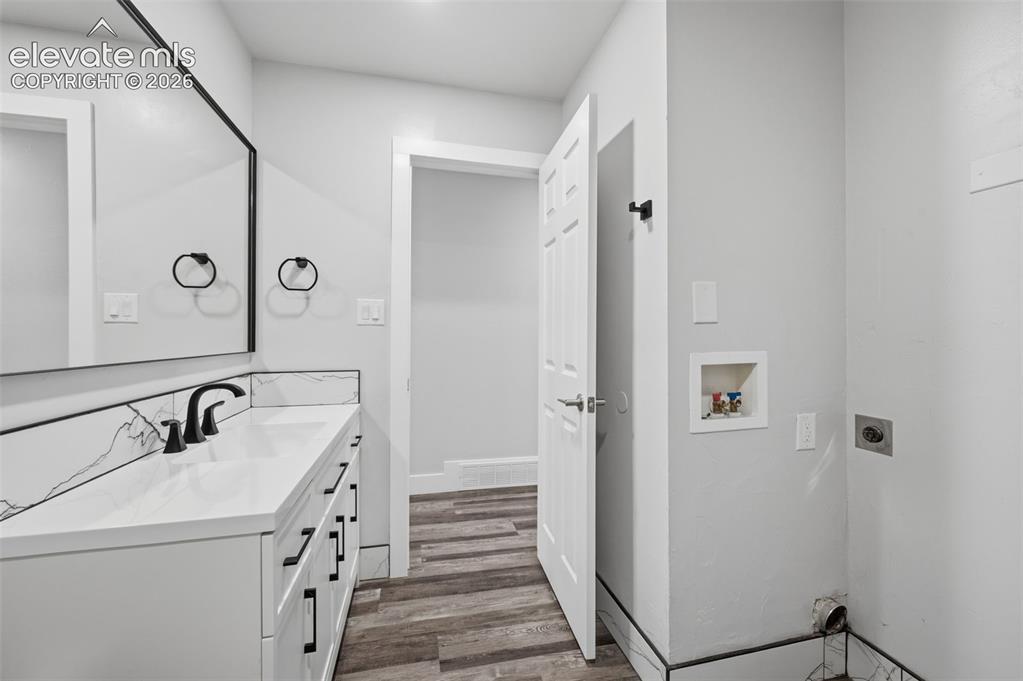 Image 18 of 32: Bathroom