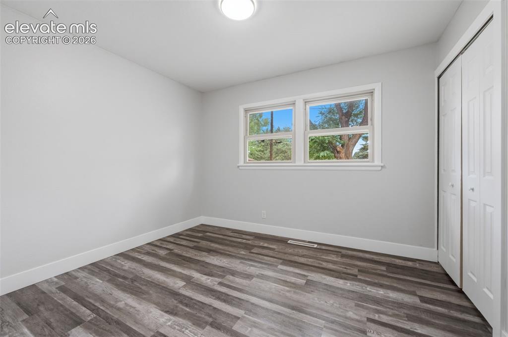 Image 19 of 32: Bedroom