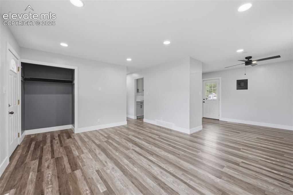 Image 6 of 32: Living Room