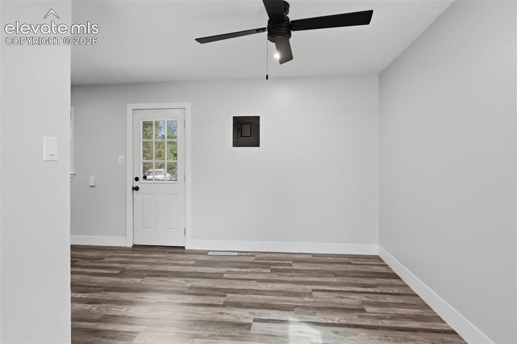 Image 9 of 32: Dining Area