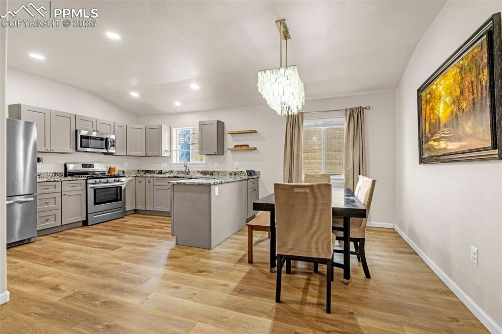 Image 11 of 28: Kitchen