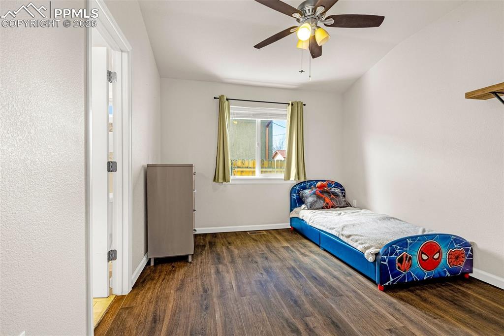 Image 18 of 28: Bedroom