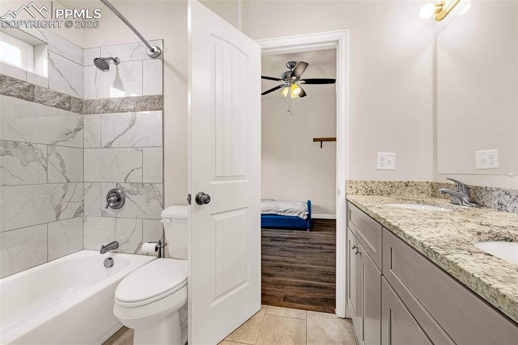 Image 20 of 28: Bathroom