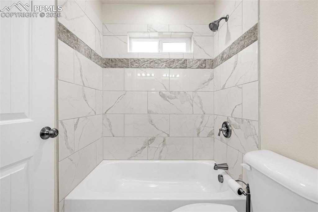 Image 22 of 28: Bathroom