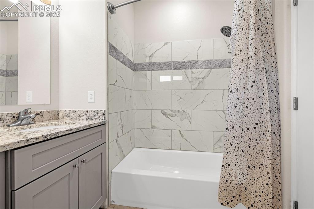 Image 26 of 28: Bathroom