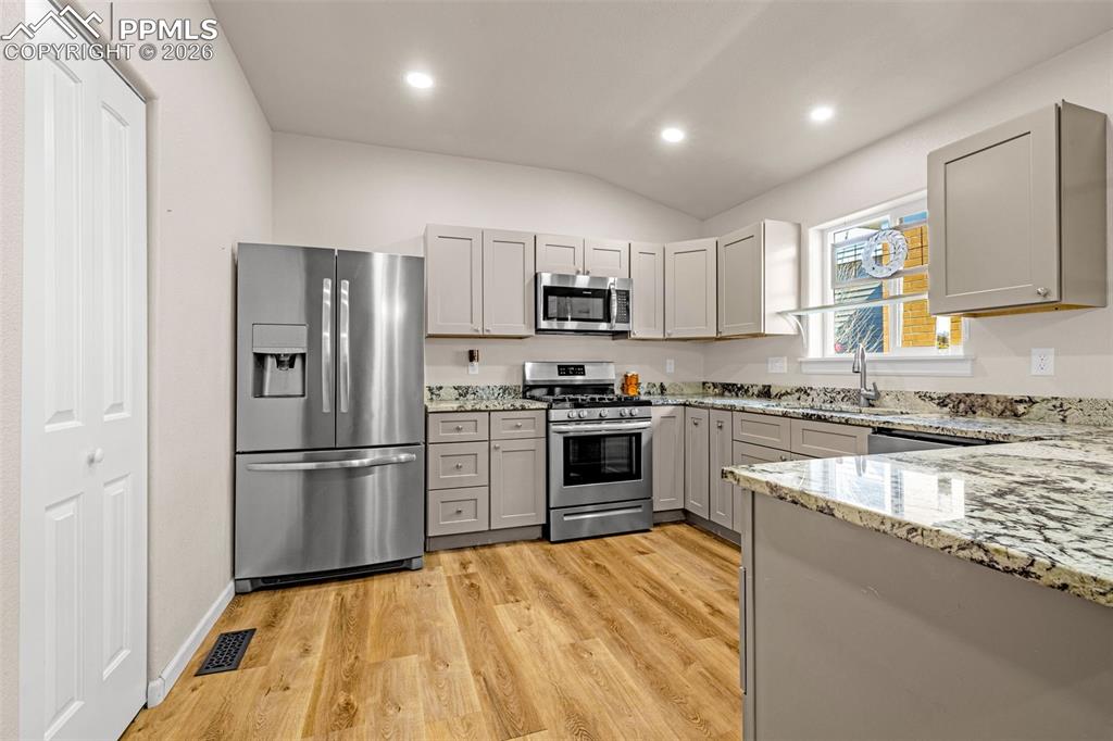 Image 7 of 28: Kitchen