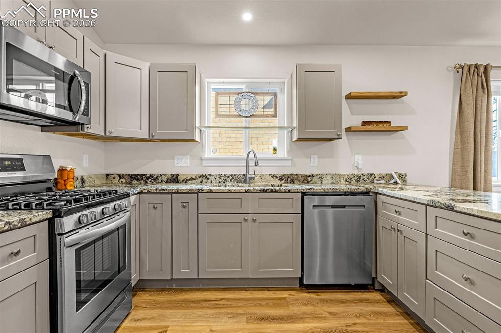 Image 8 of 28: Kitchen