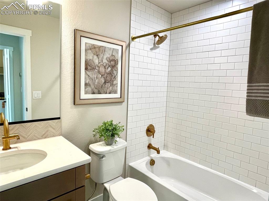 Image 14 of 34: Bathroom