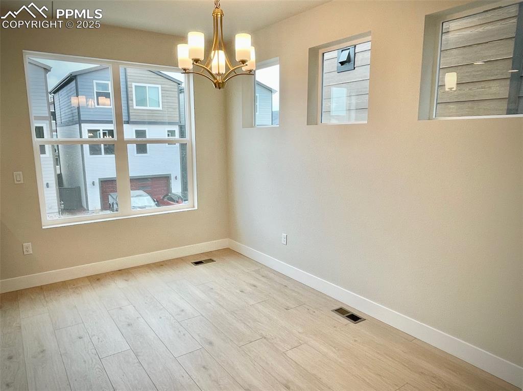 Image 26 of 34: Dining Area