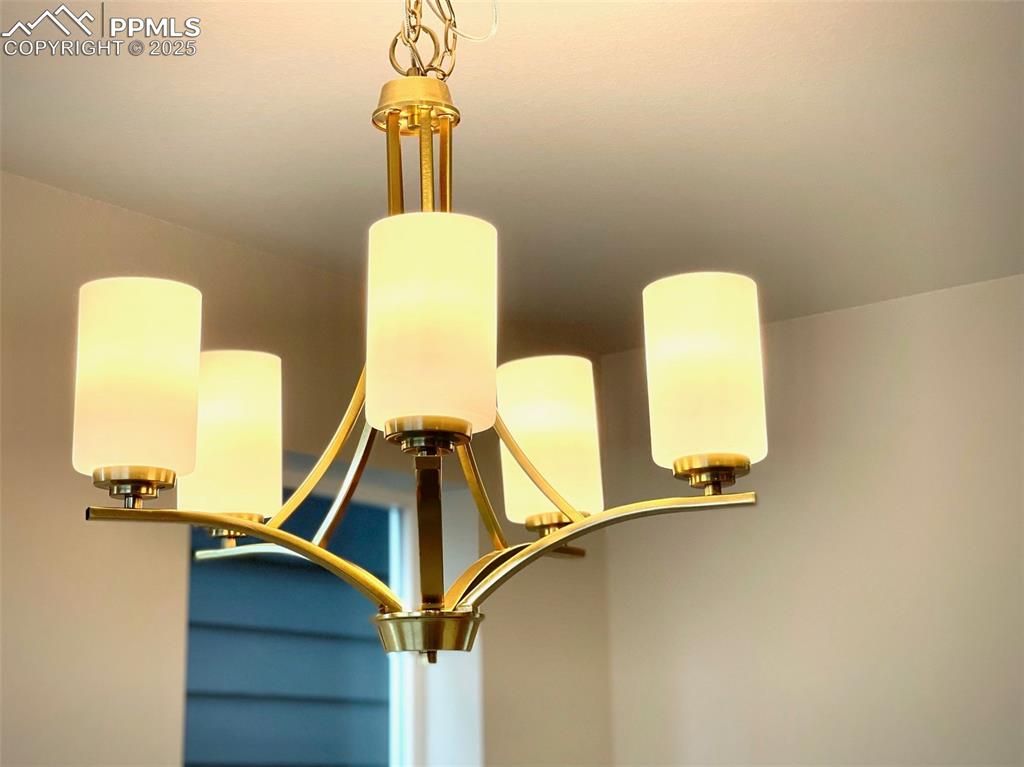 Image 28 of 34: Dining Area