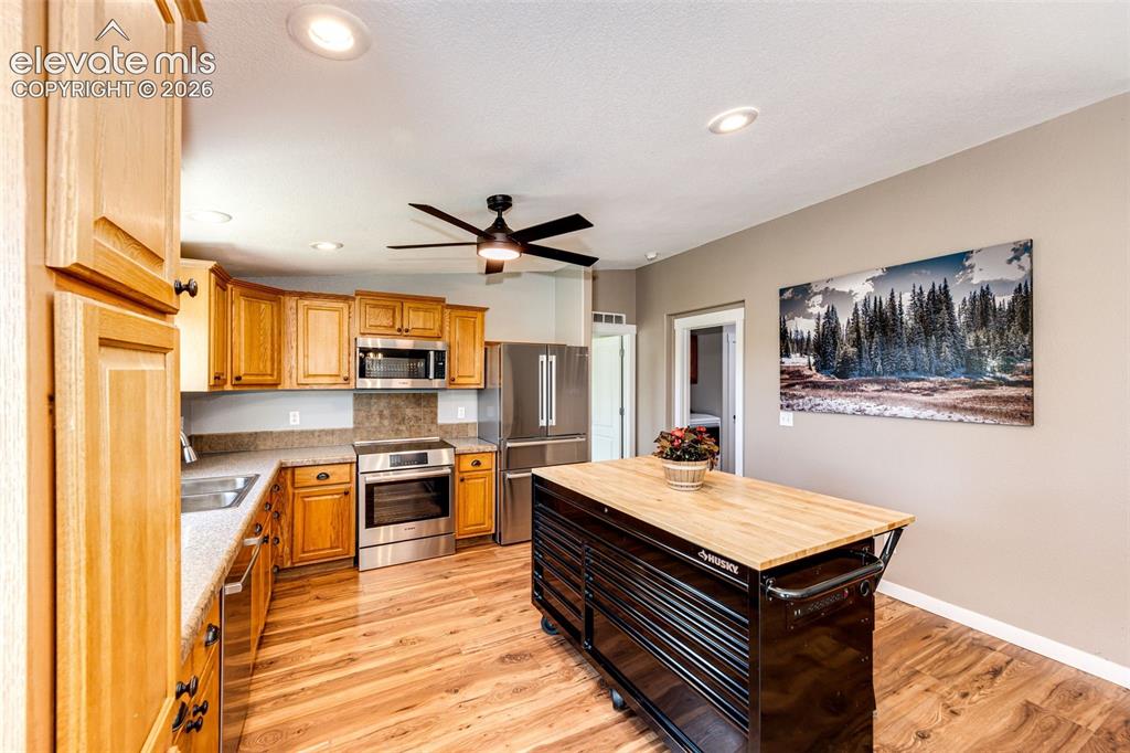 Image 10 of 38: Kitchen