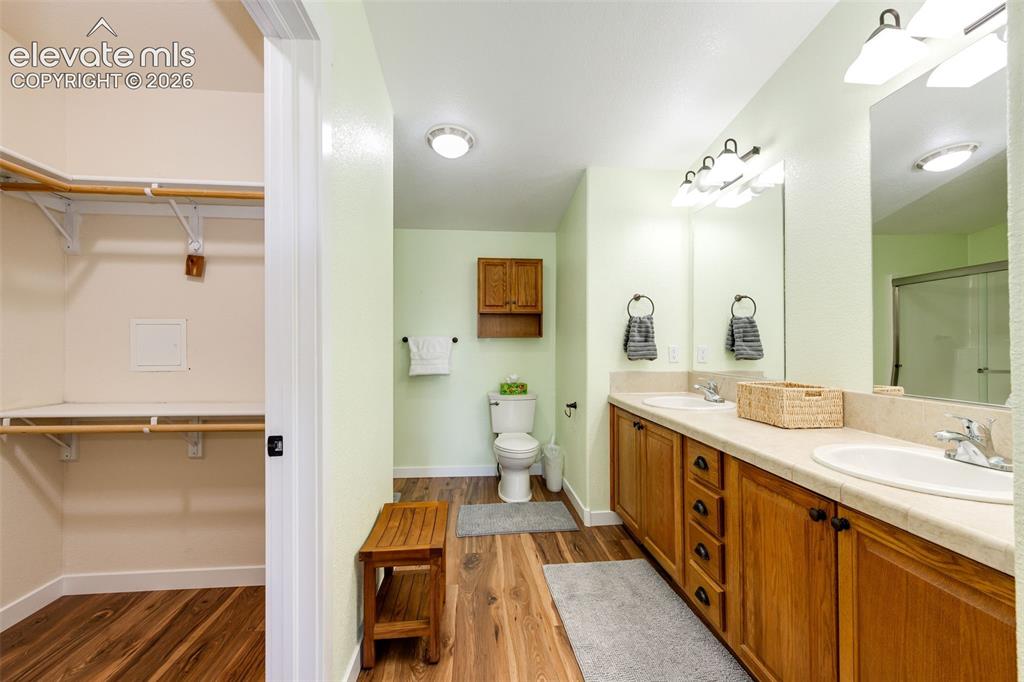 Image 14 of 38: Bathroom
