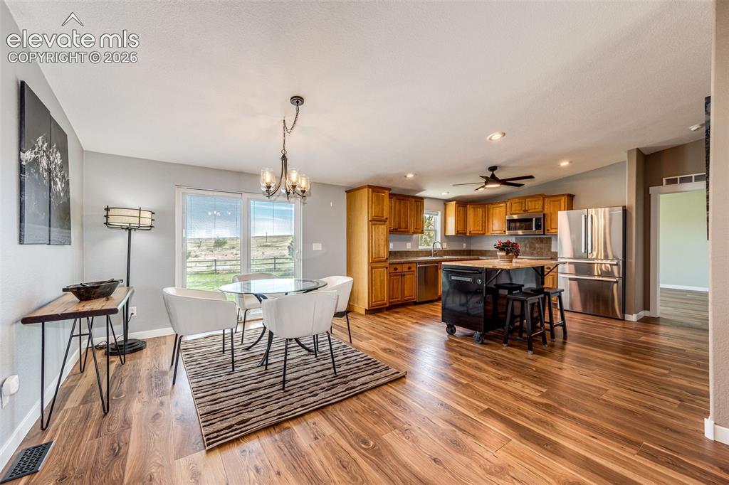 Image 8 of 38: Dining Area