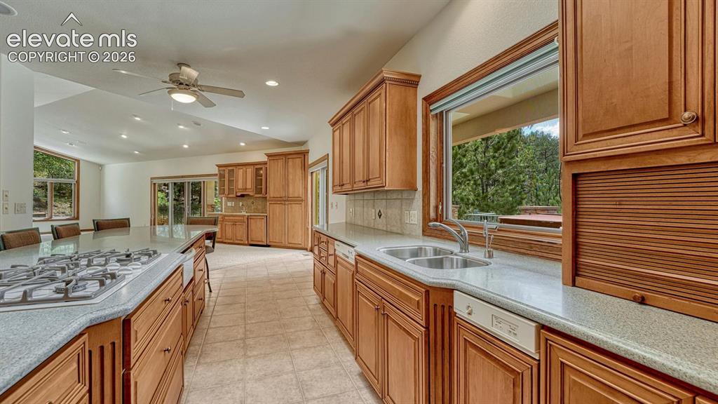Image 10 of 50: Kitchen