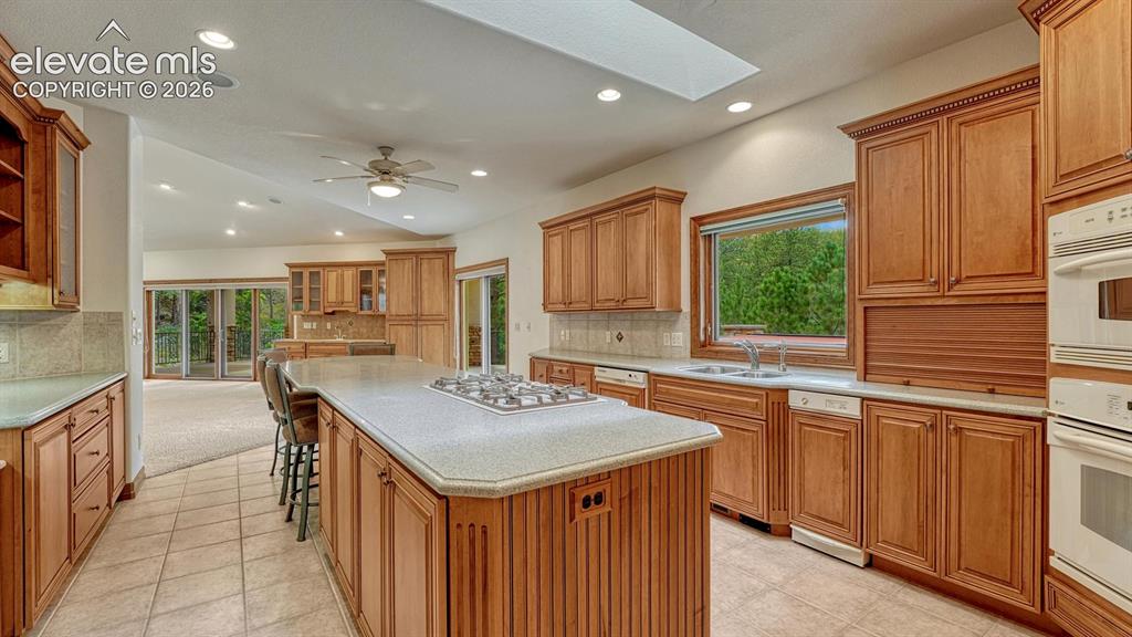 Image 8 of 50: Kitchen