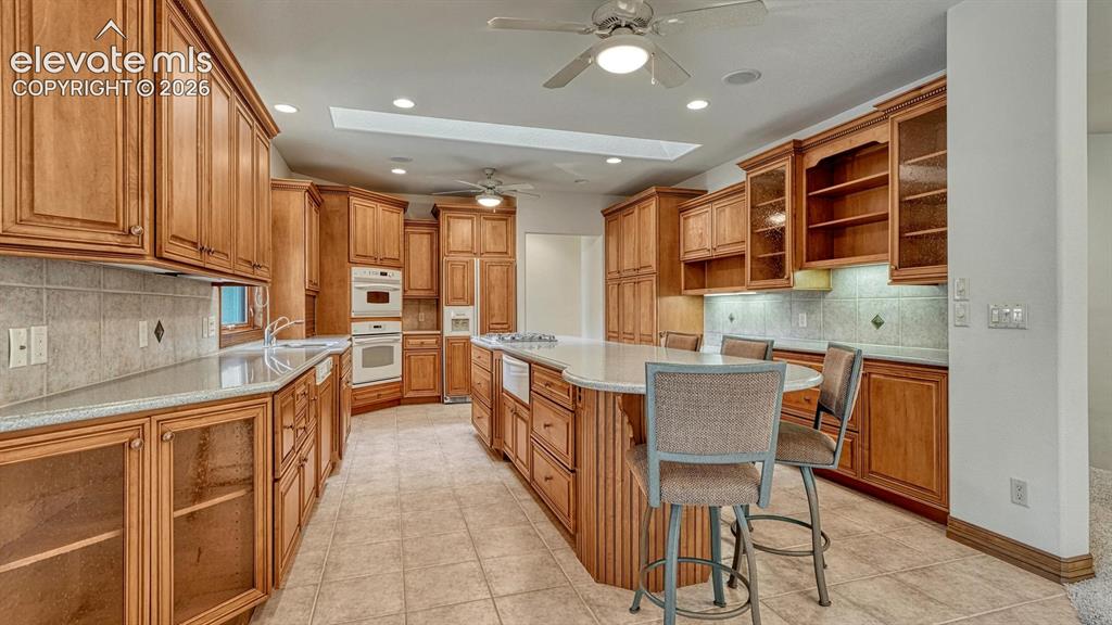 Image 9 of 50: Kitchen