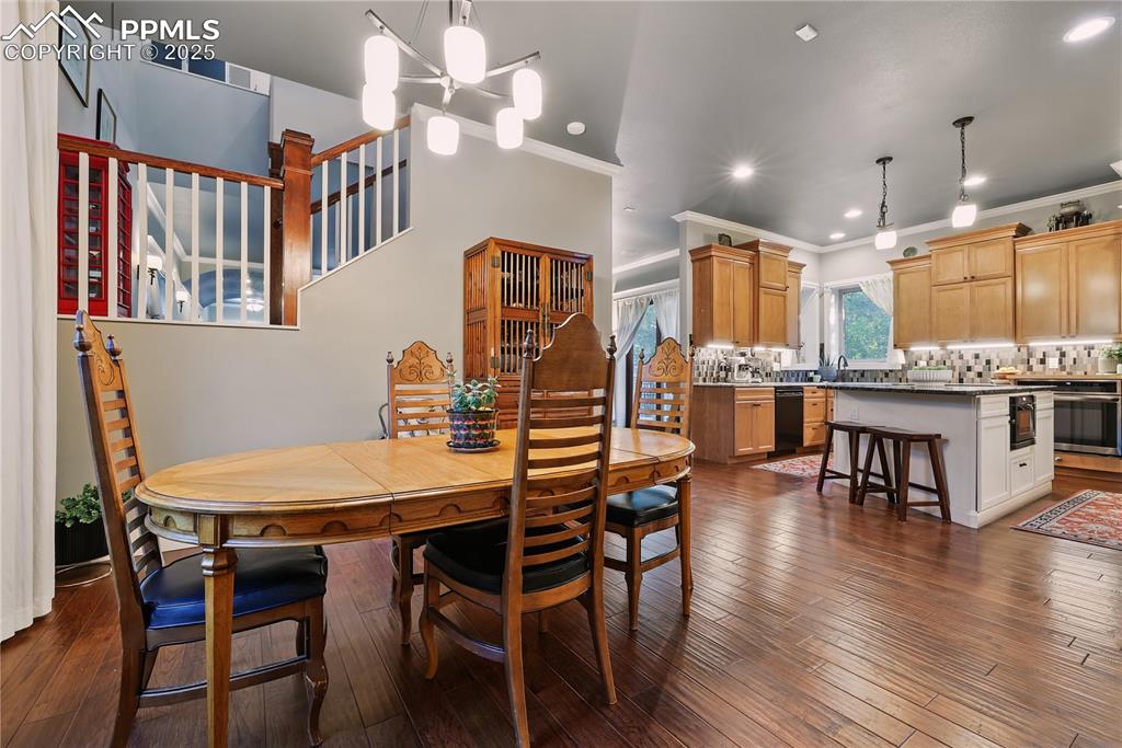 Image 10 of 50: Dining Area