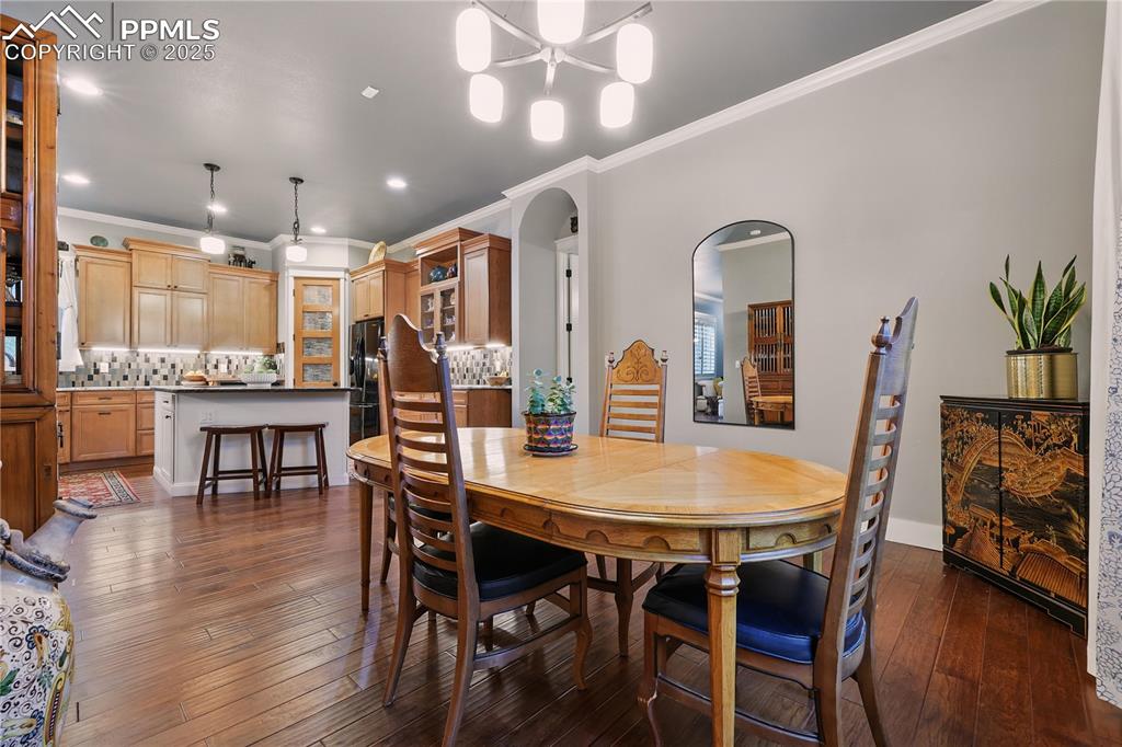 Image 11 of 50: Dining Area