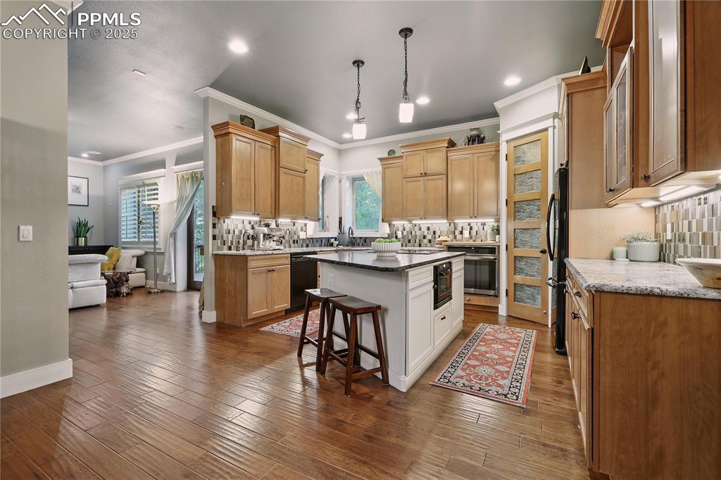 Image 12 of 50: Kitchen