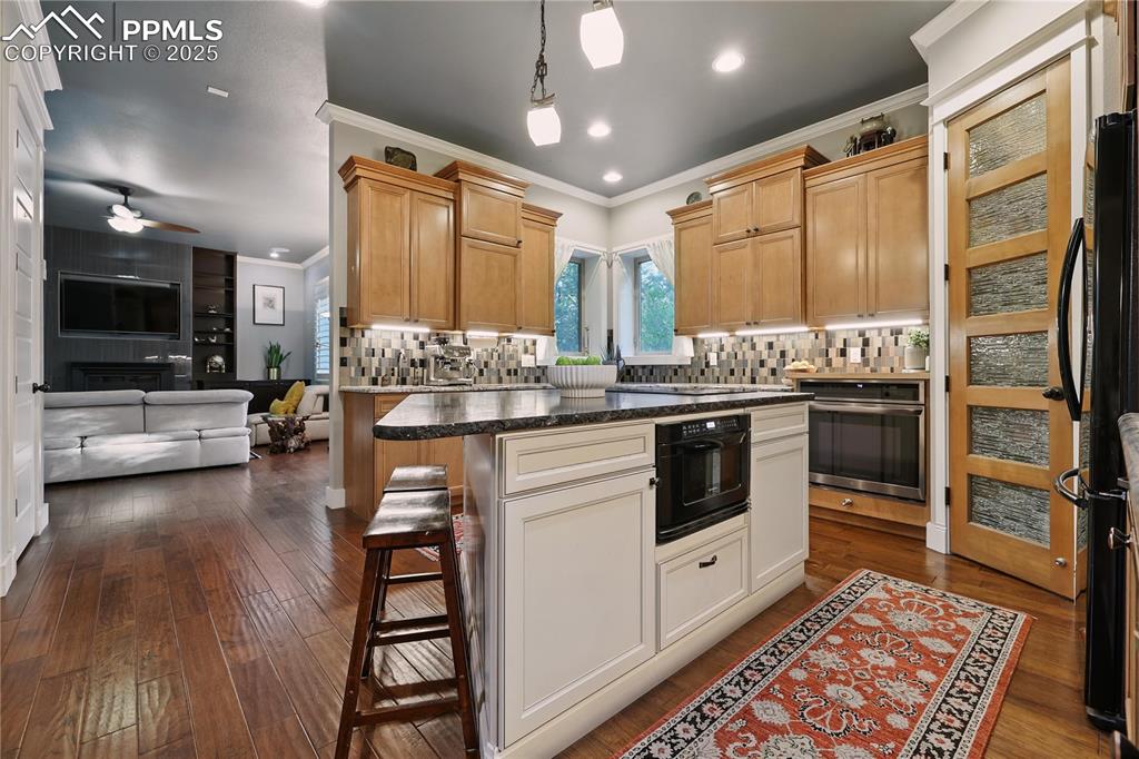 Image 13 of 50: Kitchen