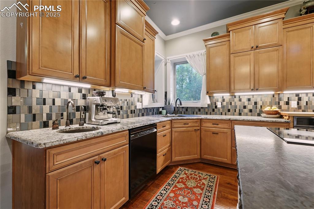 Image 14 of 50: Kitchen