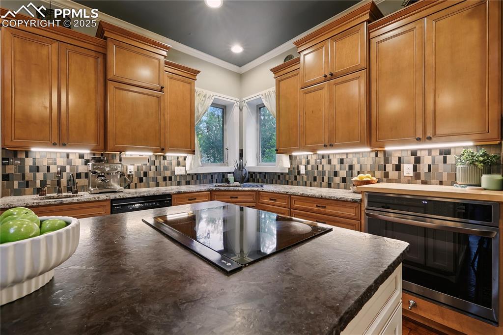 Image 15 of 50: Kitchen