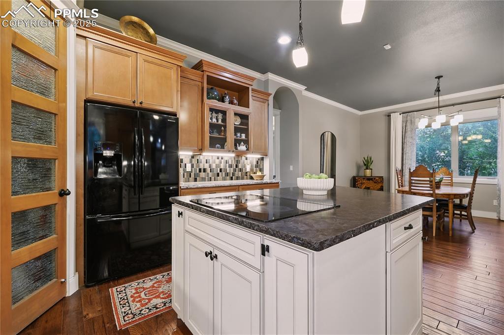 Image 16 of 50: Kitchen