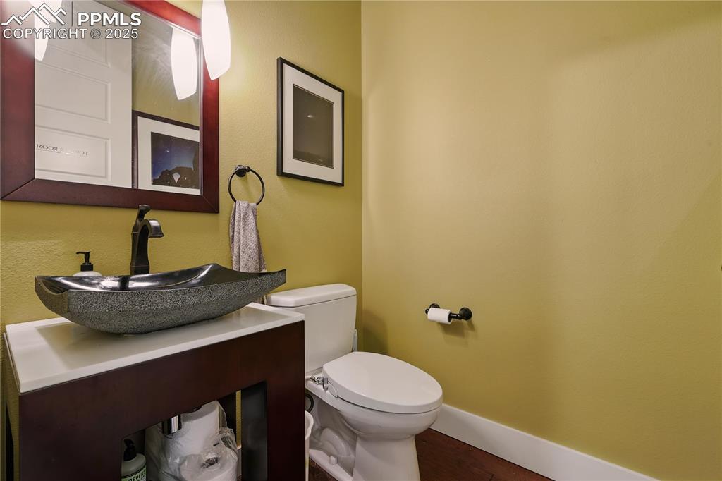 Image 25 of 50: Bathroom