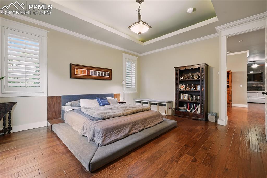 Image 28 of 50: Bedroom