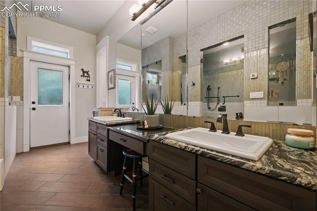 Image 29 of 50: Bathroom