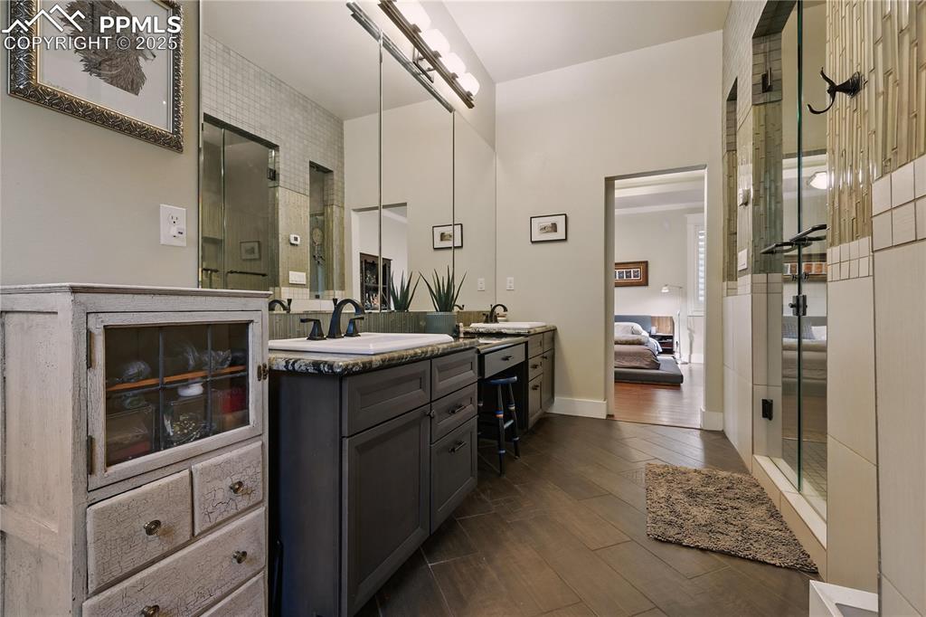 Image 30 of 50: Bathroom