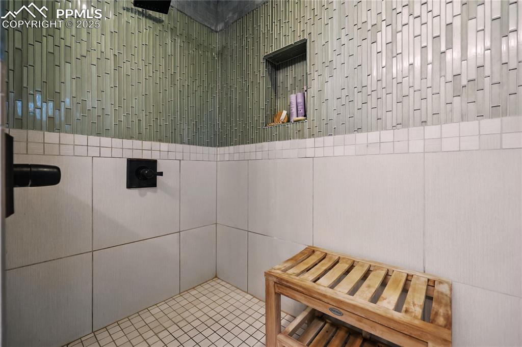 Image 31 of 50: Bathroom