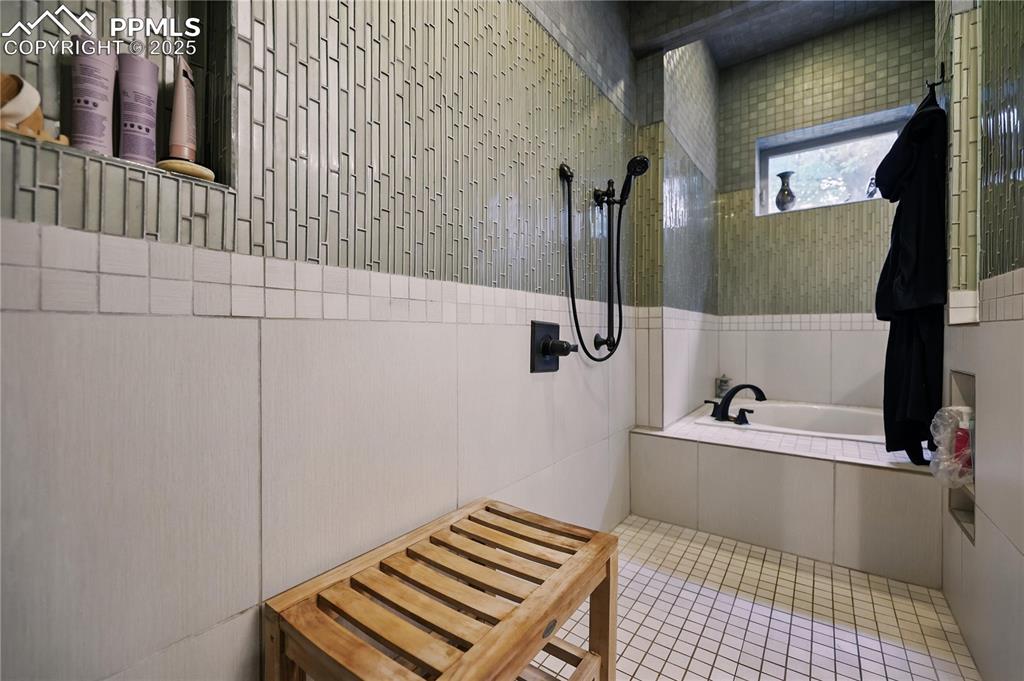 Image 32 of 50: Bathroom