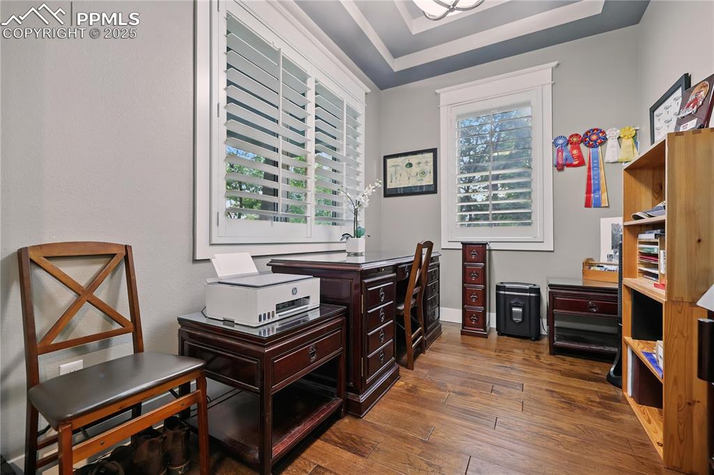 Image 33 of 50: Office