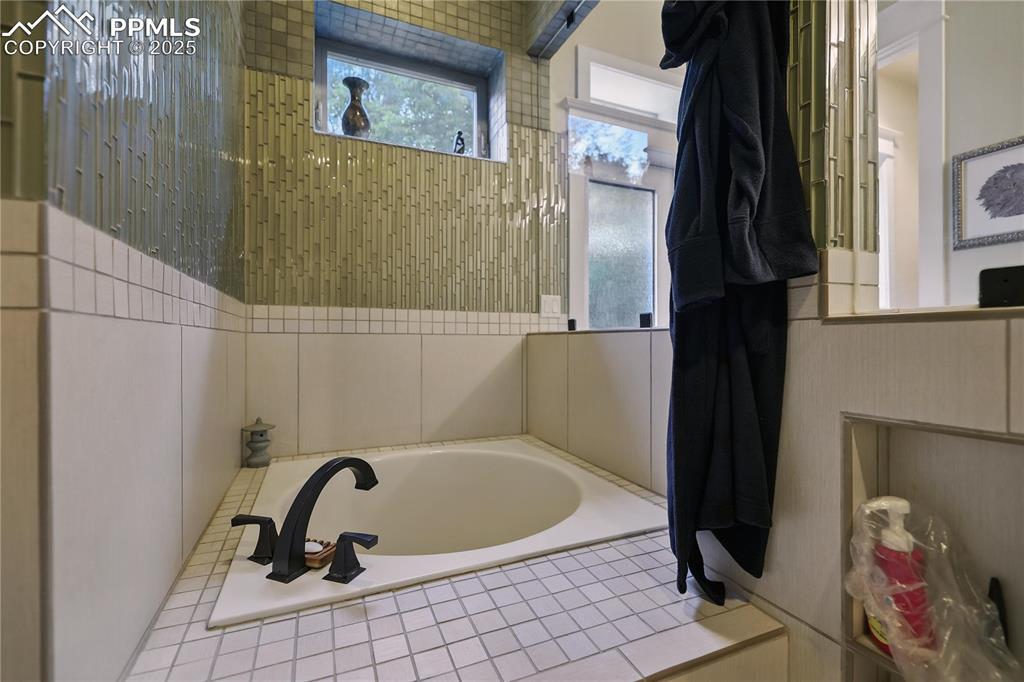 Image 38 of 50: Bathroom