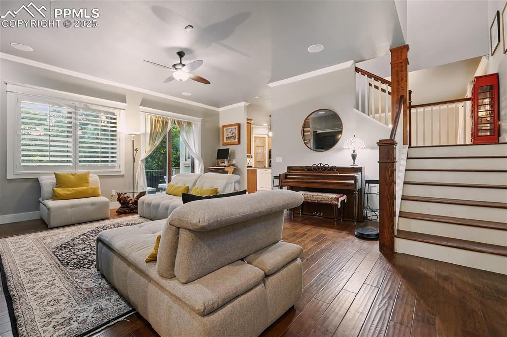 Image 4 of 50: Living Room