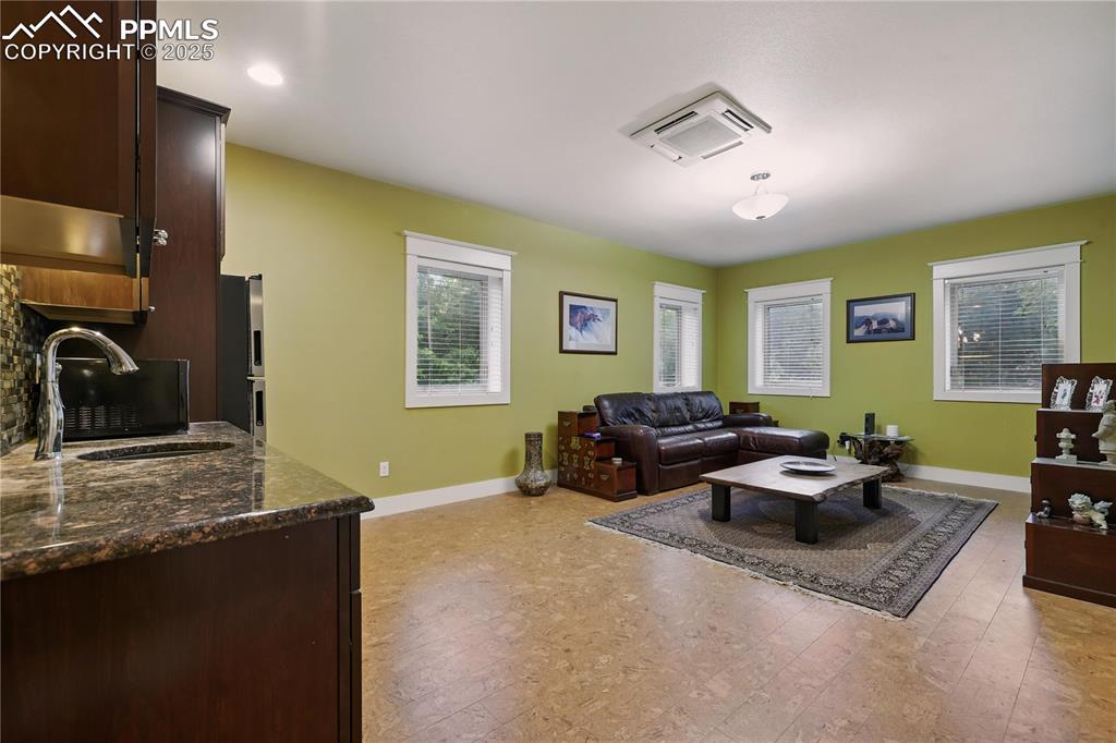 Image 40 of 50: Living Room