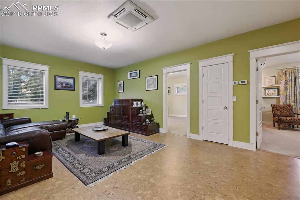 Image 41 of 50: Living Room