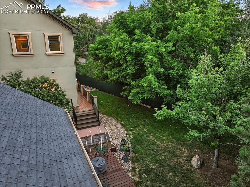 Image 45 of 50: Yard