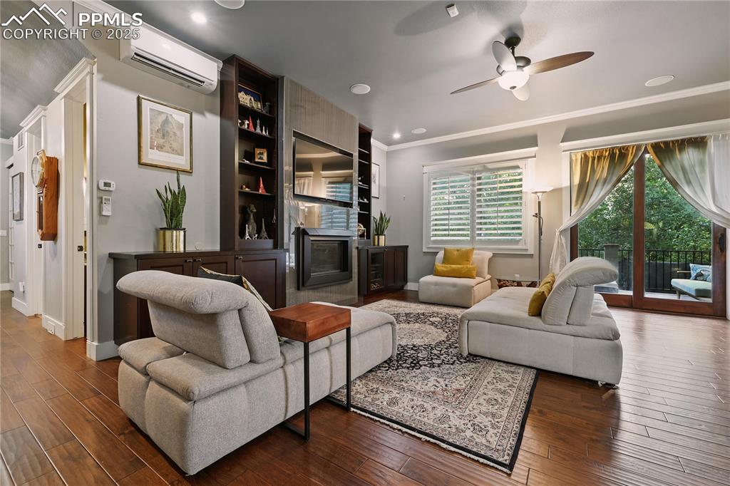 Image 5 of 50: Living Room