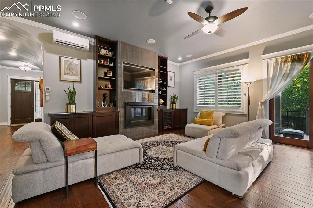 Image 6 of 50: Living Room