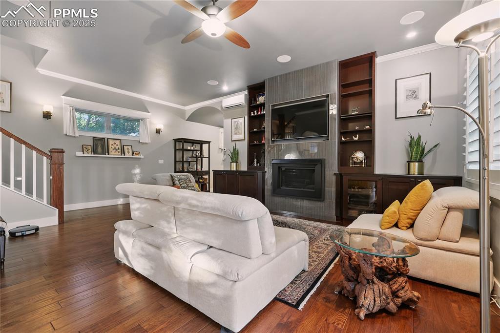 Image 7 of 50: Living Room