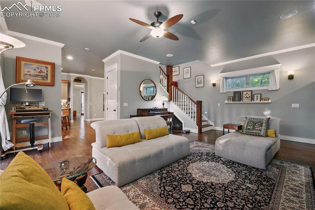 Image 8 of 50: Living Room