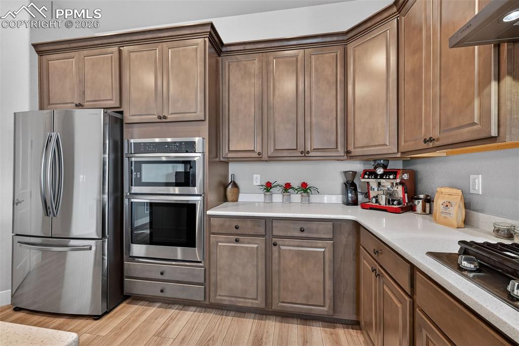 Image 16 of 38: Kitchen