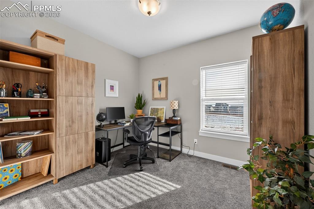 Image 25 of 38: Office