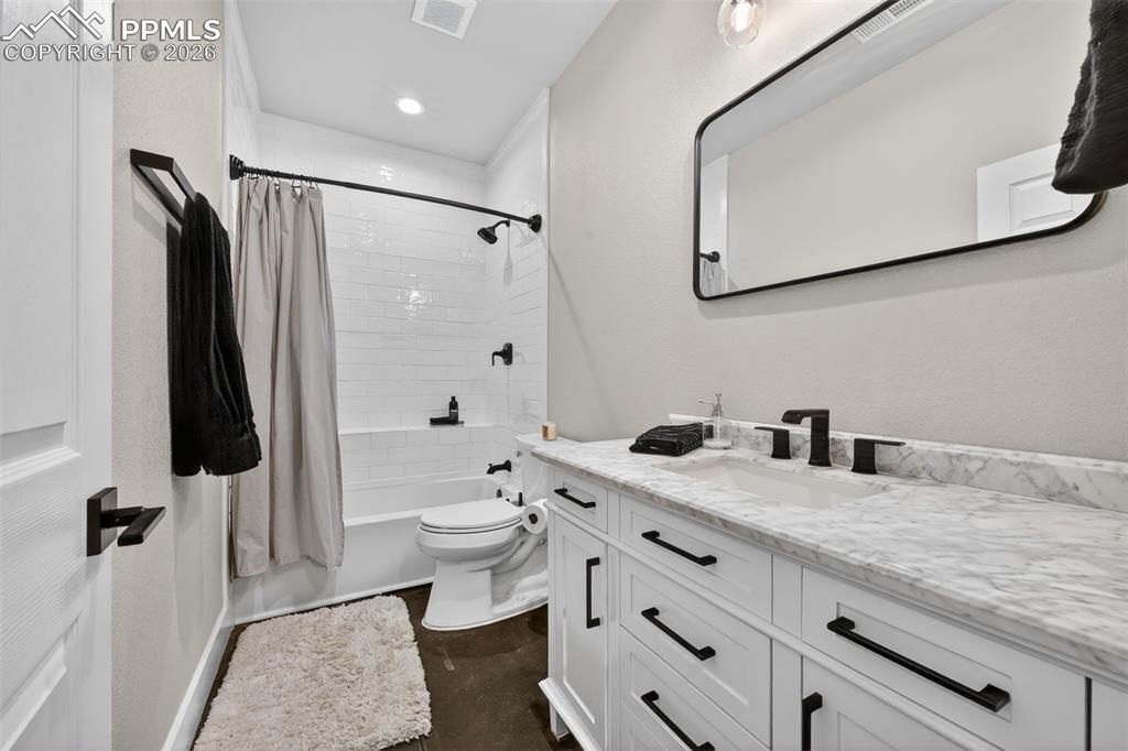 Image 26 of 38: Bathroom