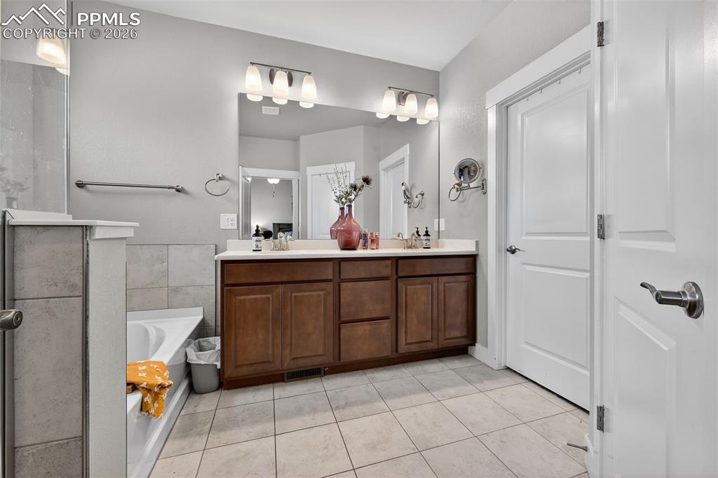 Image 30 of 38: Bathroom